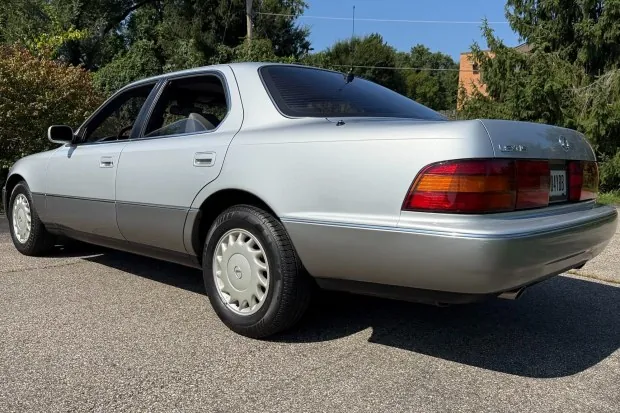 1990 Lexus LS400 in Silvermist Metallic