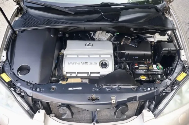 2005 Lexus RX330 engine bay view