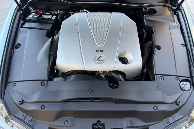 Engine bay of 2007 Lexus IS 350