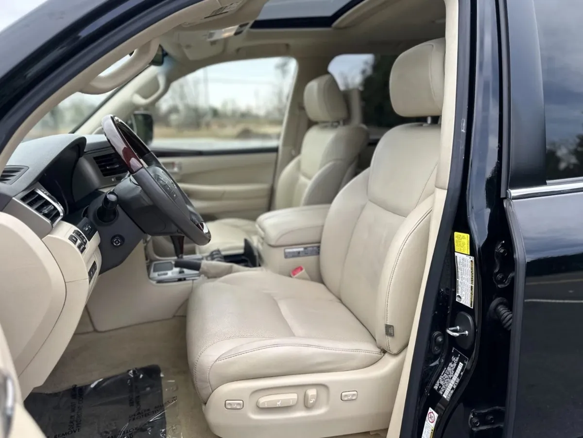 2013 Lexus LX 570 interior view
