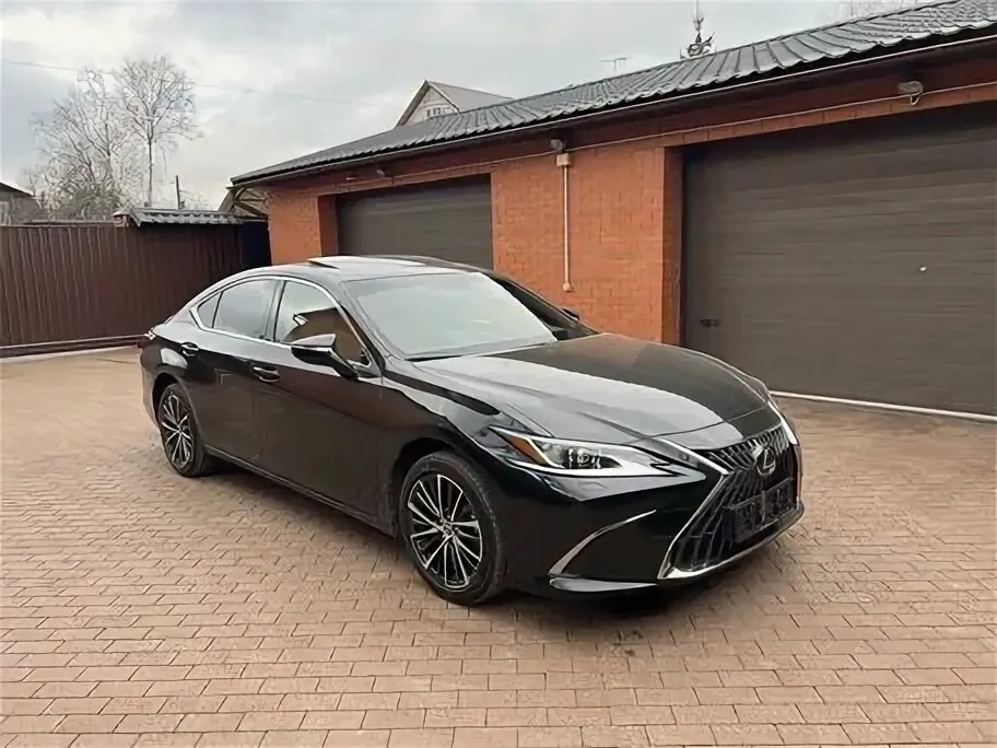 Lexus ES: The Journey from Camry Cousin to Luxury Icon